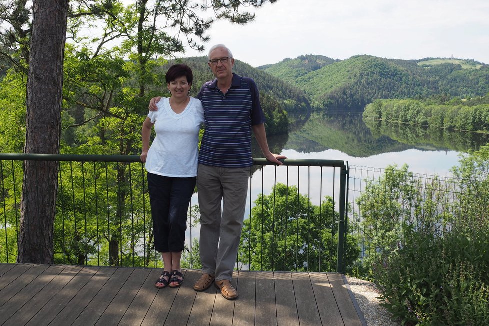 Jiří Drahoš s manželkou Evou na své chatě u Kamýku nad Vltavou