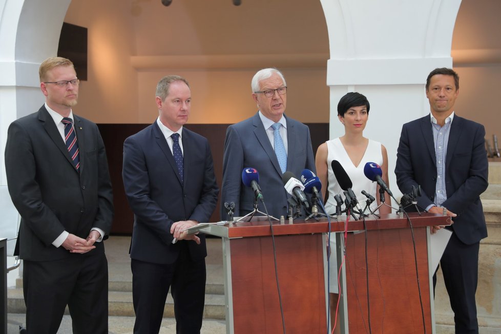 Jiří Drahoš (uprostřed) oznamuje kandidaturu do Senátu (1. 6. 2018)