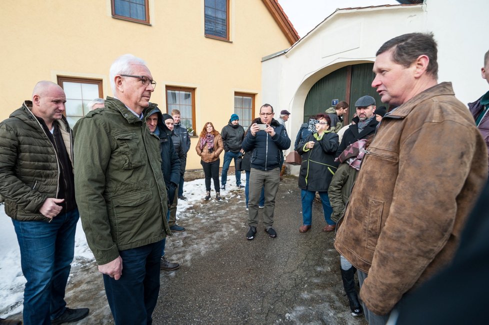 Prezidentský kandidát Jiří Drahoš (druhý zleva) navštívil 19. ledna mléčnou farmu rodiny Šítalových v Mojném na Českokrumlovsku při jeho cestě po Jihočeském kraji. Na snímku vpravo je majitel farmy Václav Šítal