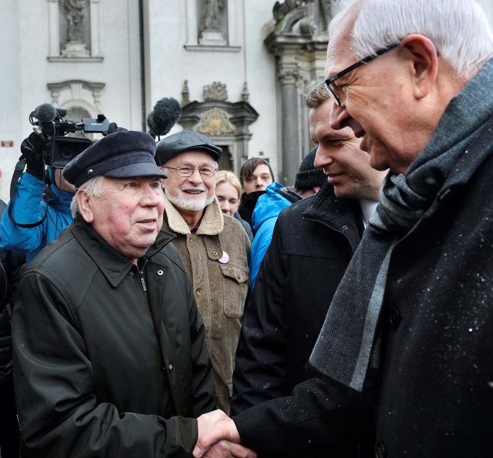 Kandidát na prezidenta Jiří Drahoš (vpravo) se 18. ledna setkal s občany na náměstí v Klatovech při jeho cestě po Plzeňském kraji.