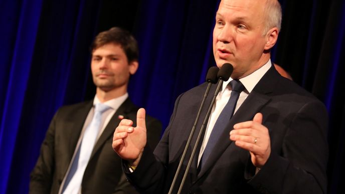 Pavel Fischer (vpravo) vyjadřuje podporu Jiřímu Drahošovi, obdobně se vyjádřil i Marek Hilšer