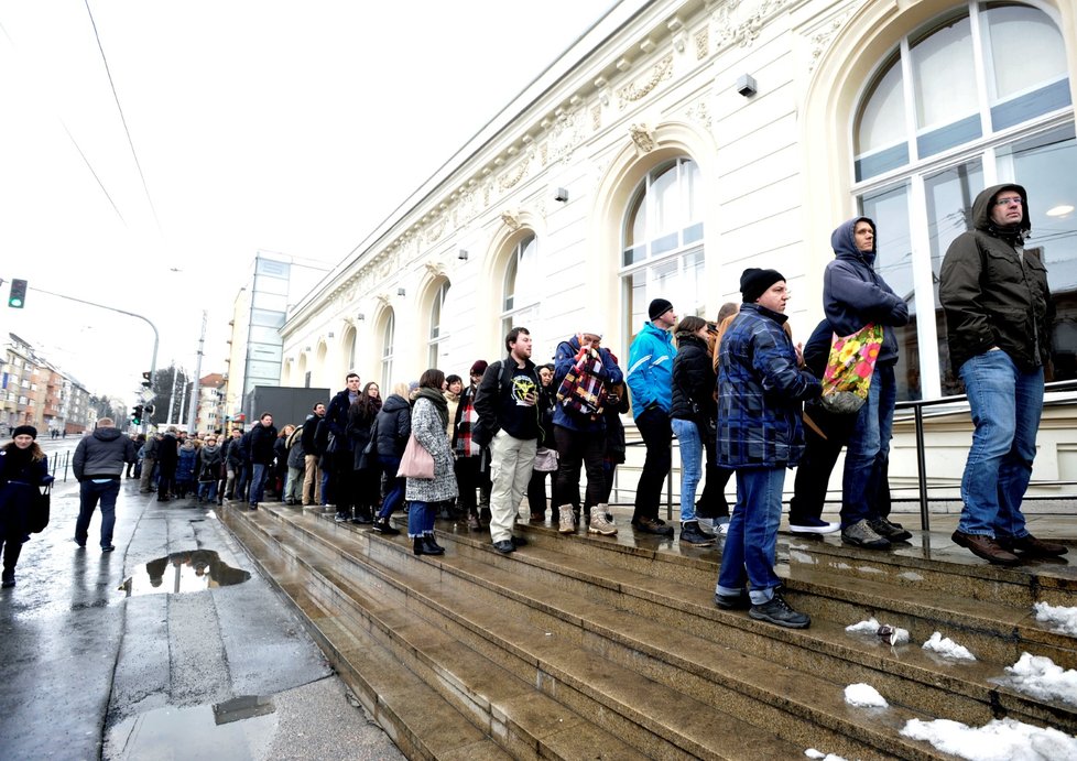 Fronta zájemců o akci s Jiřím Drahošem před kulturním centrem Semilasso v brněnské čtvrti Královo Pole.