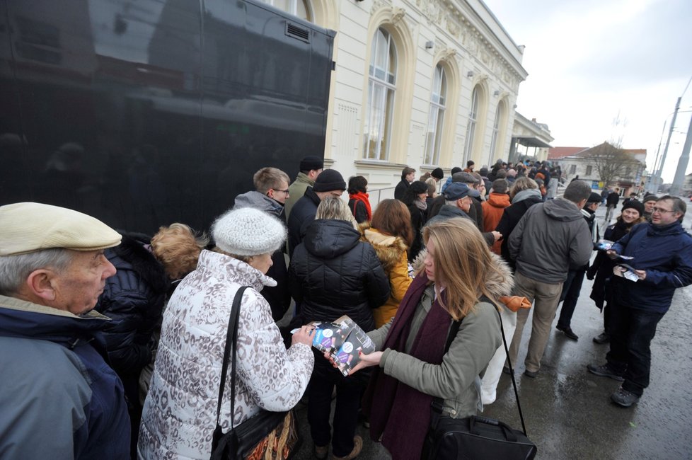 Fronta zájemců o akci s Jiřím Drahošem před kulturním centrem Semilasso v brněnské čtvrti Královo Pole.