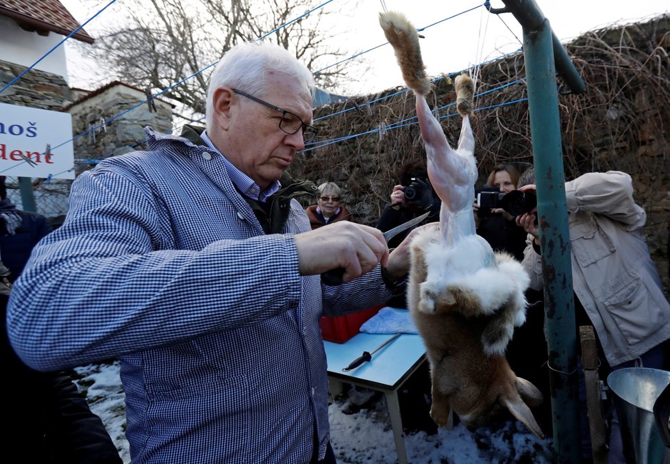 Jiří Drahoš stahuje králíka z kůže.