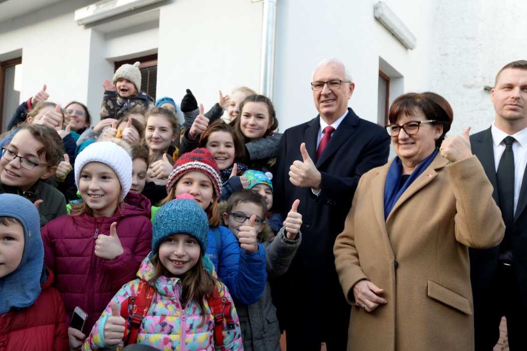 Na Drahoše čekali před volební místností příznivci.