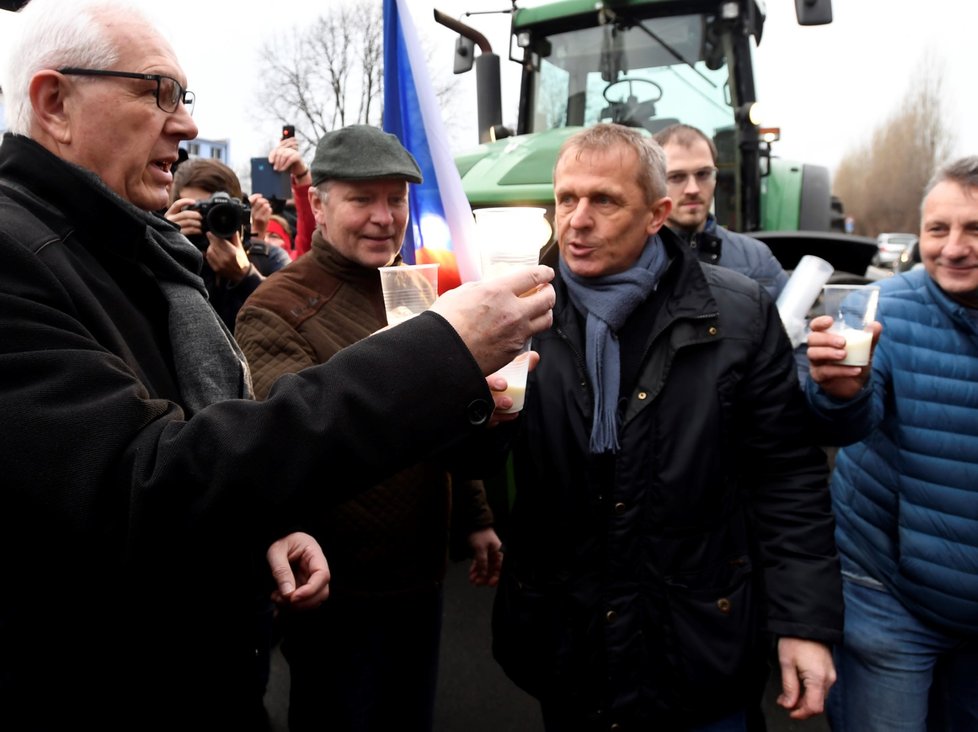 Drahoše do Prahy přijeli podpořit soukromí zemědělci s traktory.
