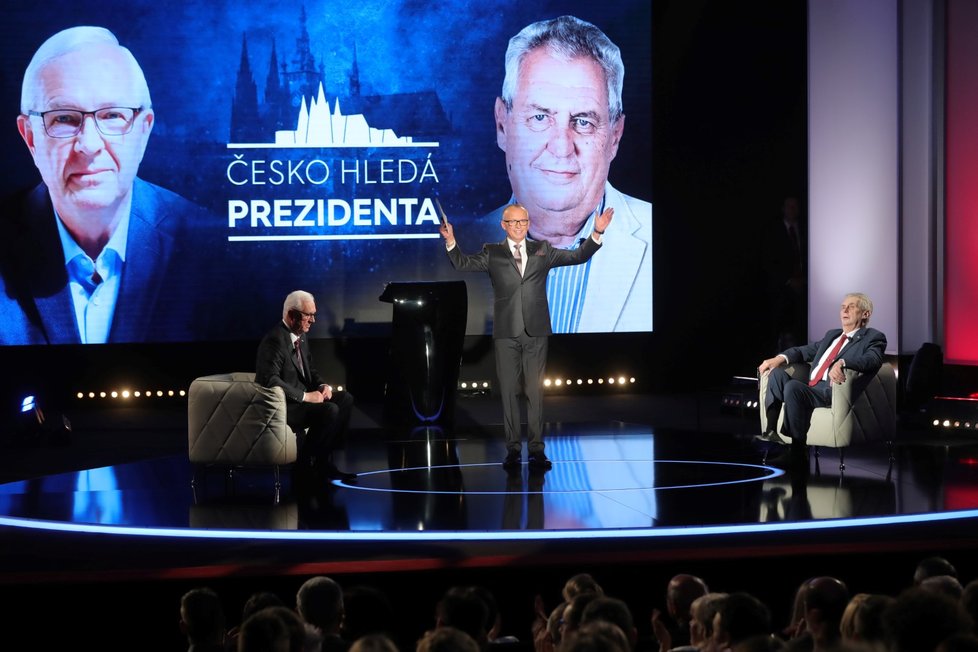 Miloš Zeman a Jiří Drahoš. Kandidáti na prezidenta ve vůbec prvním společném předvolebním duelu. Ten vysílala živě TV Prima z karlínského divadla v Praze. Podle moderátora Karla Voříška sledovalo debatu 2,2 miliony diváků.