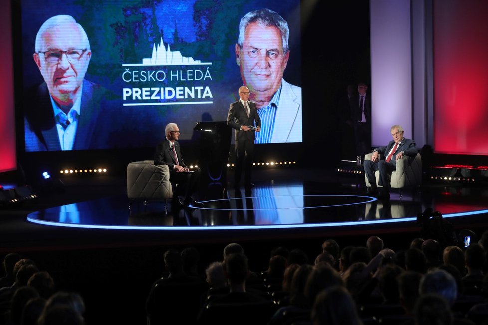 Miloš Zeman a Jiří Drahoš. Kandidáti na prezidenta ve vůbec prvním společném předvolebním duelu. Ten vysílala živě TV Prima z karlínského divadla v Praze. Podle moderátora Karla Voříška sledovalo debatu 2,2 miliony diváků.