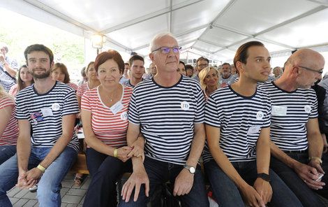 Námořníci zabloudili na pevninu? Ne, to je posádka prezidentského kandidáta.