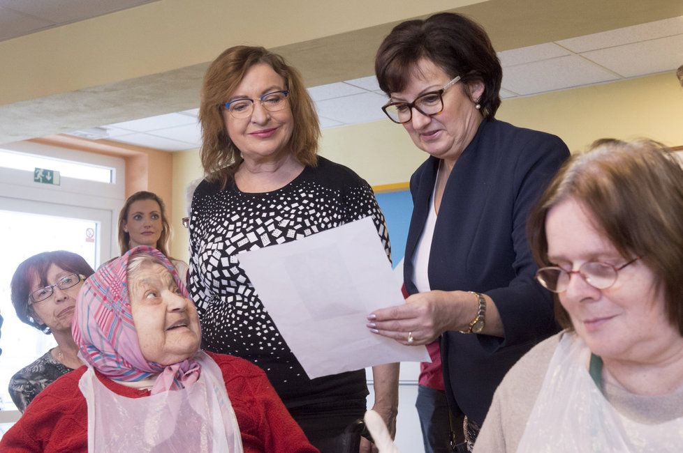 Manželka prezidentského kandidáta Jiřího Drahoše Eva navštívila 18. ledna seniory v Domově u fontány v Přelouči na Pardubicku.