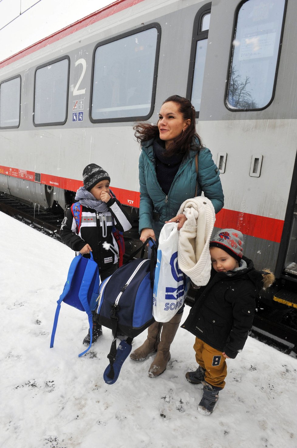Tato maminka strávila kvůli ledovce ve vlaku se svými dětmi přes 17 hodin