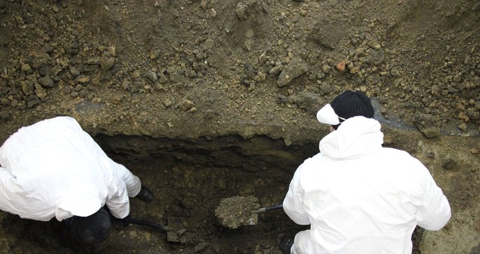 Kriminalisté vykopávají těla zavražděných manželů