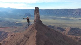 Účastnice Mezinárodního festivalu outdoorových filmů Anna Hanuš Kuchařová (29), nejlepší česká slacklinerka, která chodí po „lajně“ natažené uprostřed hor ve stometrových výškách a jako první člověk na světě strávila nad hlubinou na natažené pásce 24 hodin.