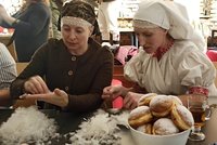 Ženy z Bystřice obnovily tradici: Už zase derou po domech peří!