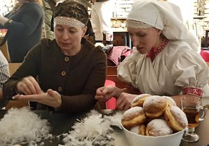 V Bystřici na Frýdecko-Místecku se vracejí v čase, ženy tam začaly znovu drát peří.
