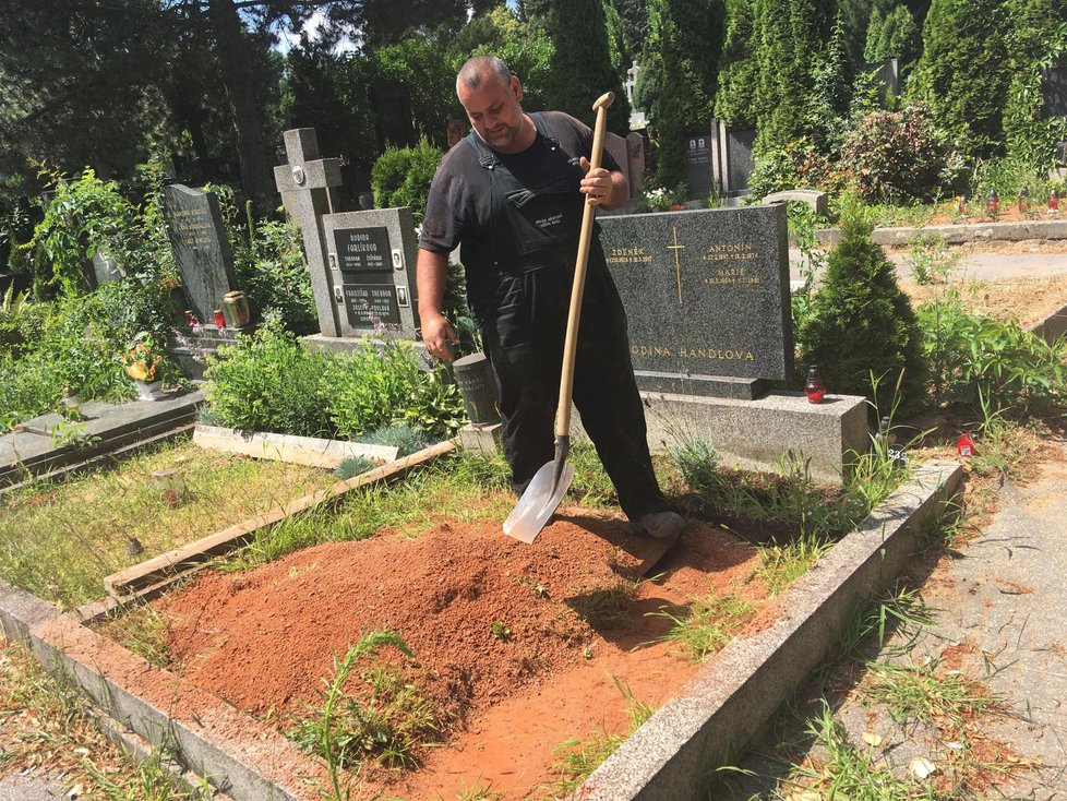 Úpravy za nás neudělá, nářadí a ruce budou vždy potřeba, tvrdí hrobník Milan.