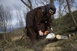 Bose karmelitky opravují svépomocí památkově chráněný areál v Drastech
