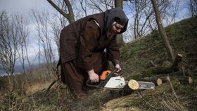 Jeptišky s motorovkou. Bosé karmelitky opravují klášter v Drastech svépomocí