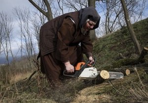 Bose karmelitky opravují svépomocí památkově chráněný areál v Drastech