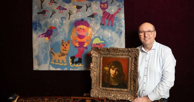 Tomáš Hejtmánek s obrazem Portrét dívky s růží ve vlasech Gustava Courbeta v pozadí art protis od Adolfa Borna