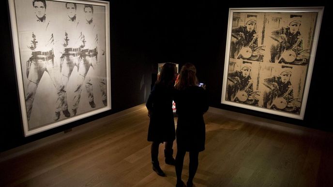 Dražba aukční síně Christie's lámala rekordy.  Doslova bitva se strhla o dva obrazy Andyho Warhola, které se nakonec prodaly za více než 150 milionů dolarů.