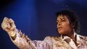Typická rukavice Michaela Jacksona, kterou nosil během svého koncertního turné, se vydražila za 330 tisíc dolarů (přes 7 milionů korun).