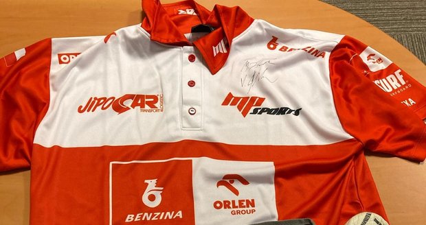 Pro fanoušky motorismu jsou k dispozici podepsané rukavice, boty a dres automobilového závodníka Martina Prokopa a jeho navigátora Viktora Chytky z Benzina Orlen Teamu, pravidelných účastníků rallye Dakar.