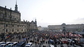 V Drážďanech vyšli do ulic příznivci protiuprchlického hnutí Pegida i jeho odpůrci.