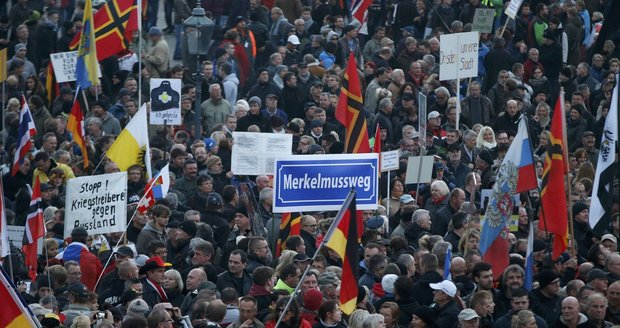 V Drážďanech demonstrují tisíce lidí kvůli uprchlíkům. Přijely také stovky Čechů
