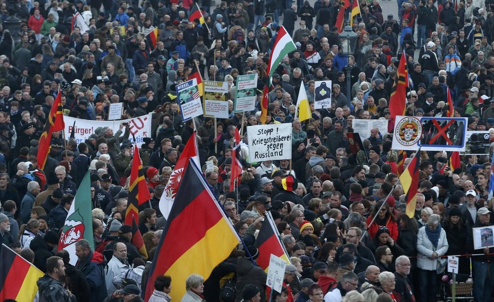 V Drážďanech vyšli do ulic příznivci protiuprchlického hnutí Pegida i jeho odpůrci.