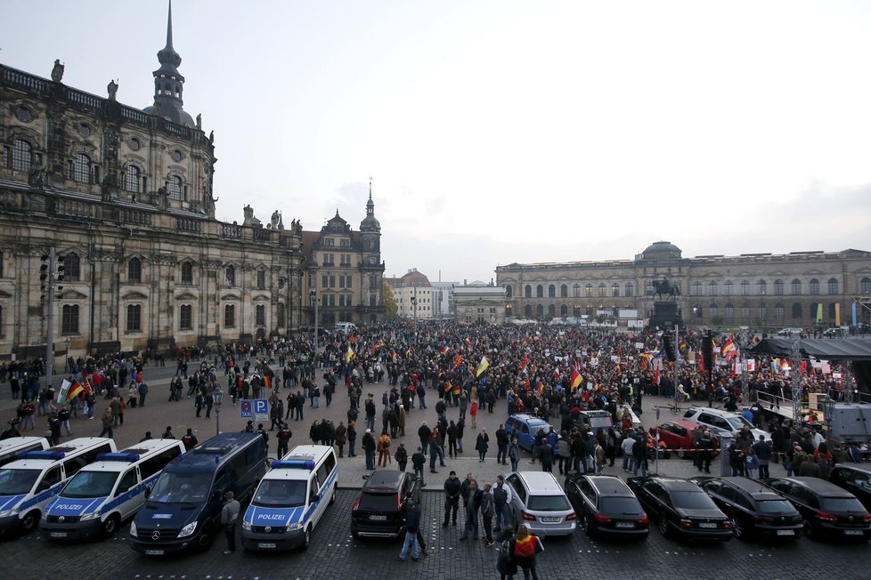 V Drážďanech vyšli do ulic příznivci protiuprchlického hnutí Pegida i jeho odpůrci.