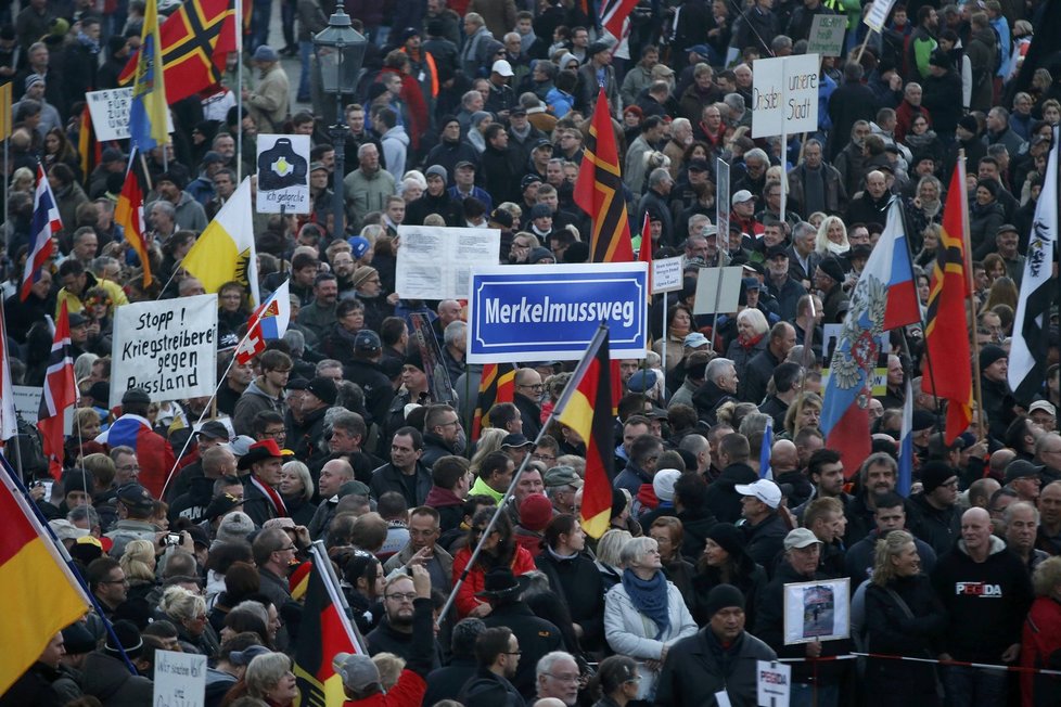 V Drážďanech vyšli do ulic příznivci protiuprchlického hnutí Pegida i jeho odpůrci.