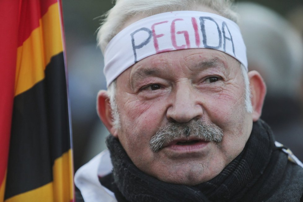 V Drážďanech vyšli do ulic příznivci protiuprchlického hnutí Pegida i jeho odpůrci.