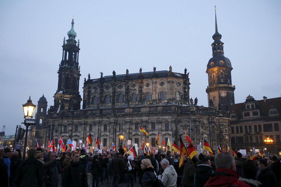 V Drážďanech vyšli do ulic příznivci protiuprchlického hnutí Pegida i jeho odpůrci.