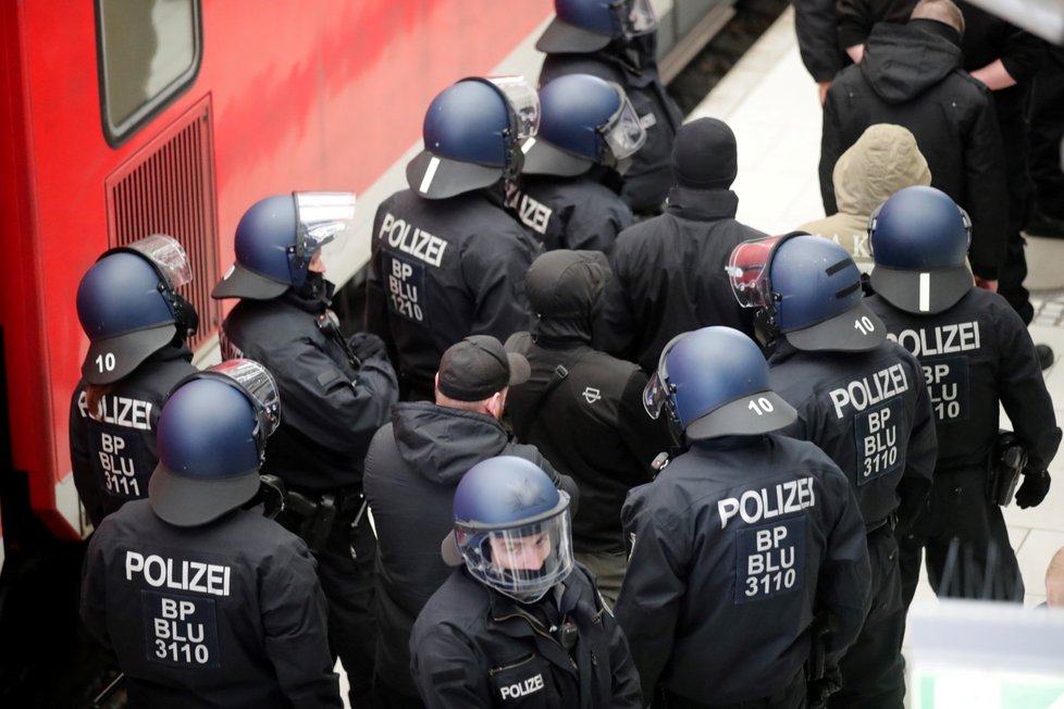 Policisté si na drážďanském nádraží vytipovali demonstranty.