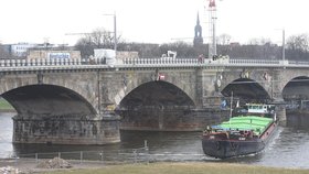 Týden trvalo, než se podařilo uvolnit v Drážďanech uvízlou českou nákladní loď.