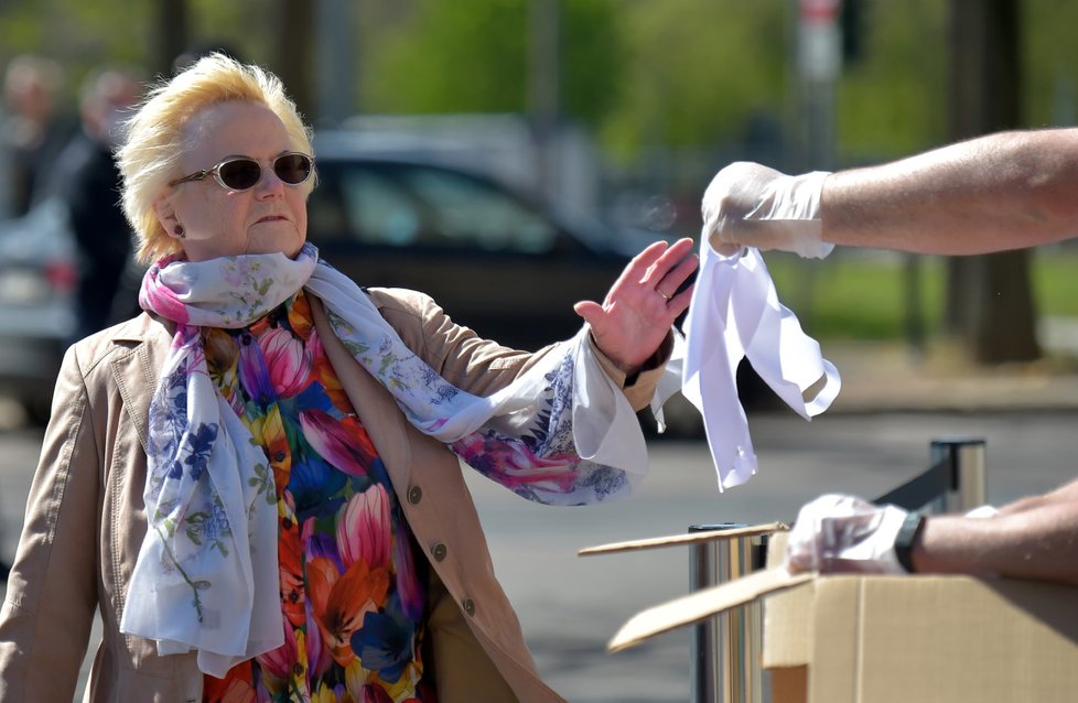 V Drážďanech lidé roušky nosí, ne všichni ale s novinkou souhlasí. (20. 4. 2020)