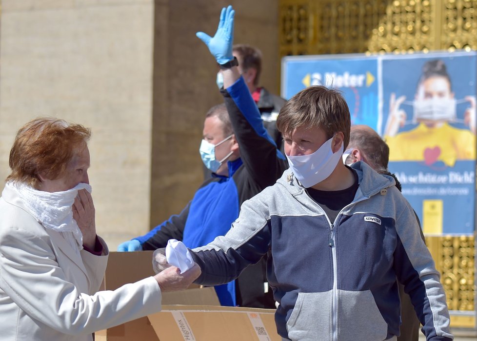 V Drážďanech lidé roušky nosí, ne všichni ale s novinkou souhlasí. (20. 4. 2020)