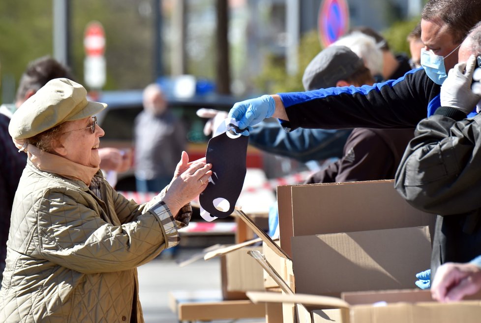 V Drážďanech lidé roušky nosí, ne všichni ale s novinkou souhlasí. (20. 4. 2020)