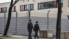 V Drážďanech za bezprecedentních bezpečnostních opatření začal soud s osmi pravicovými extremisty.