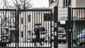 V Drážďanech za bezprecedentních bezpečnostních opatření začal soud s osmi pravicovými extremisty.