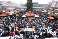 Nával na vánočních trzích v Drážďanech: Po covidové pauze dorazily tisíce lidí na tradiční slavnosti