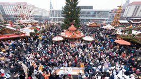 Nával na vánočních trzích v Drážďanech: Po covidové pauze dorazily tisíce lidí na tradiční slavnosti