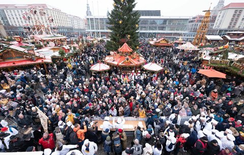 Nával na vánočních trzích v Drážďanech: Po covidové pauze dorazily tisíce lidí na tradiční slavnosti