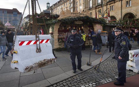 Policisté u největšího drážďanského trhu dohlížejí na instalaci zábran.