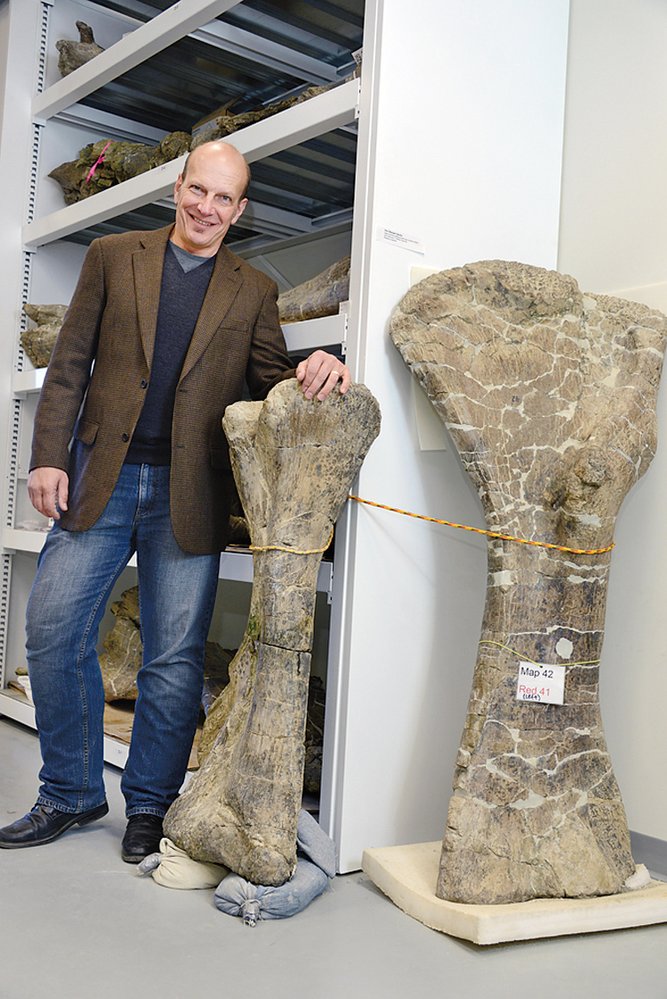 Paleontolog Kenneth Lacovara u končetin Dreadnoughtus schrani, který vážil kolem 54 tun
