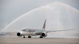 VIDEO: Nejmodernější boeing přistál v Praze! Dreamliner bude z Česka létat pravidelně, spotřebuje méně paliva