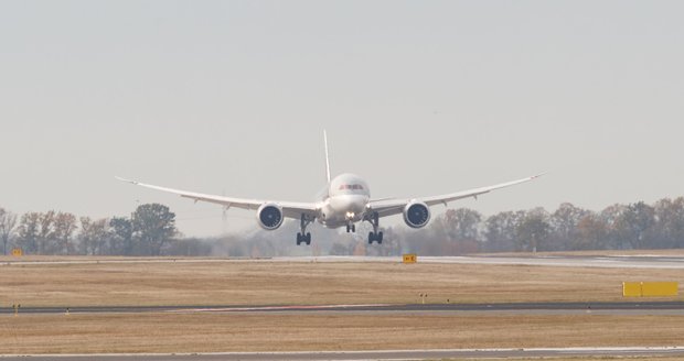 Na pražském letišti přistál Boeing 787 Dreamliner.
