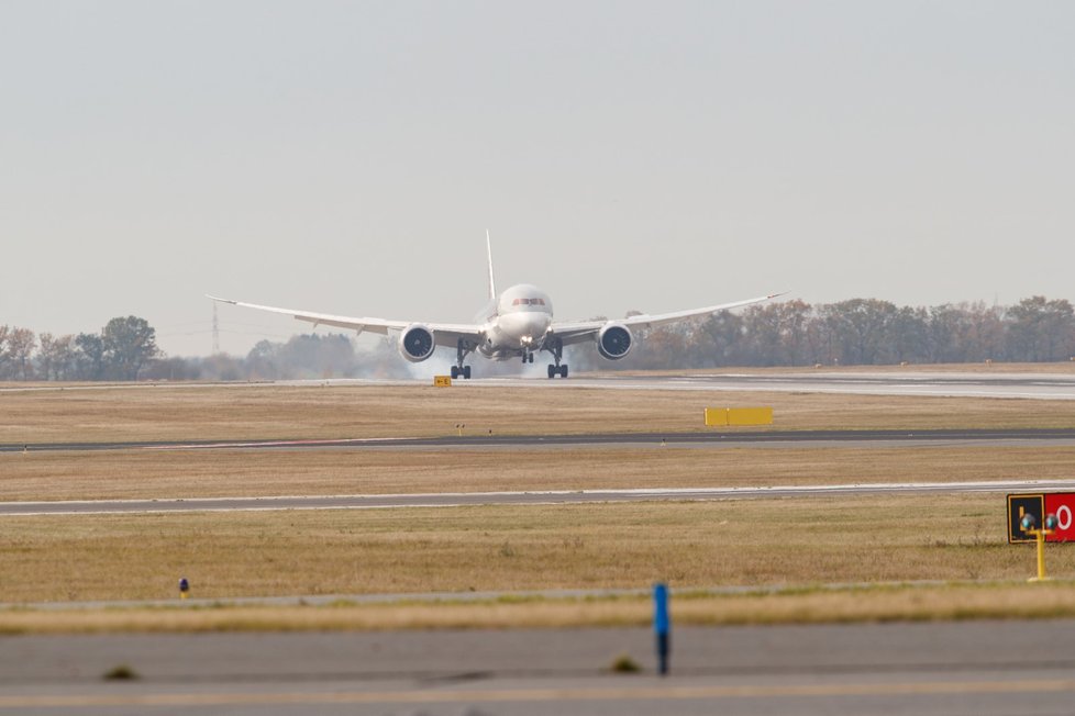 Na pražském letišti přistál Boeing 787 Dreamliner.