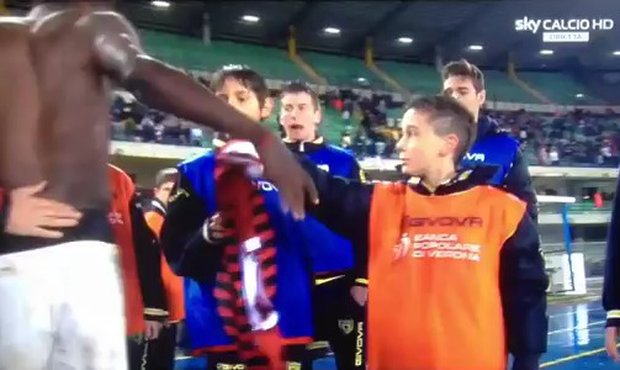 VIDEO: Dres AC Milán? Ten nechci, odmítl podavač míčů Muntariho